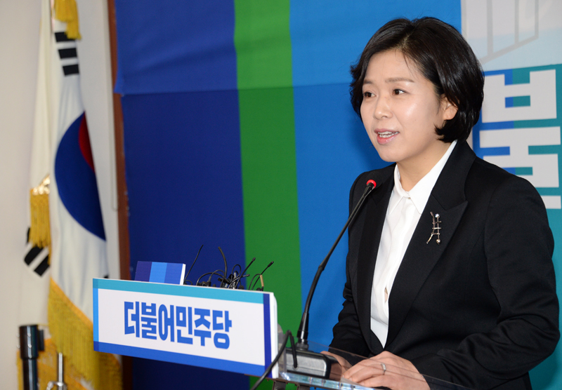 입당의 변을 읽고 있는 양향자 상무