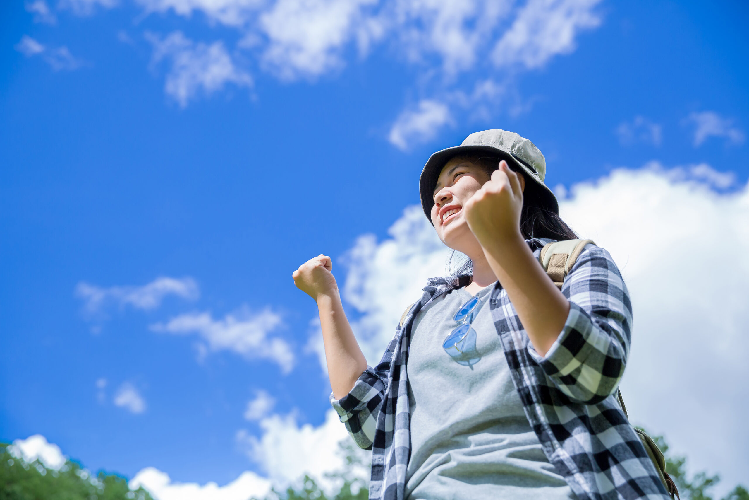 travelers-young-women-look-amazing-mountains-forests-wanderlust-travel-ideas-space-messages-great-moments-atmosphere
